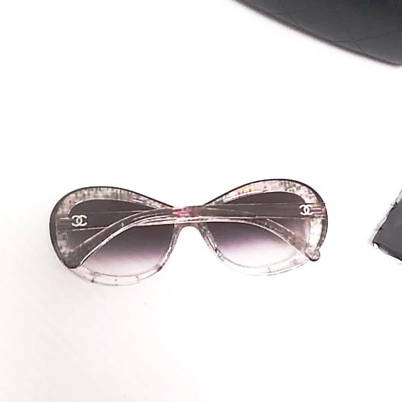 Woman Chanel sunglasses 5219 pink lenses authentic made in Jtaly